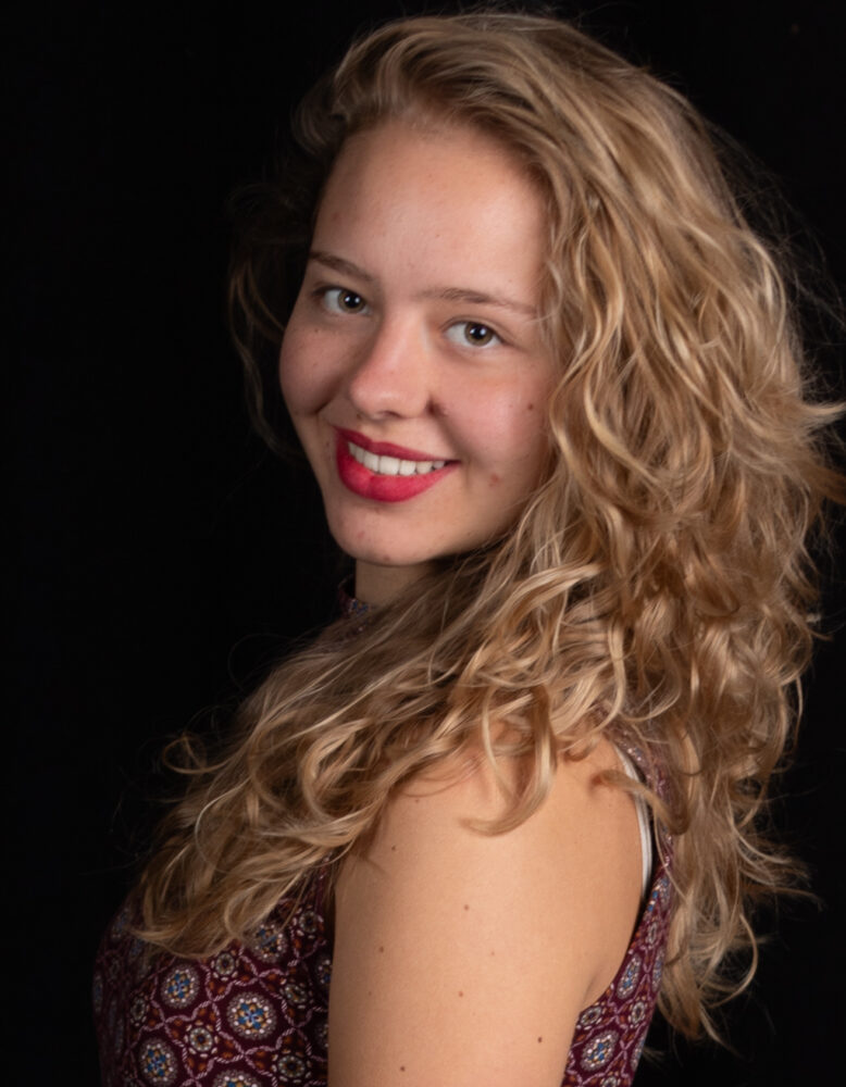 Portrait of Amanda Rexhausen, voice and movement educator based in Barcelona